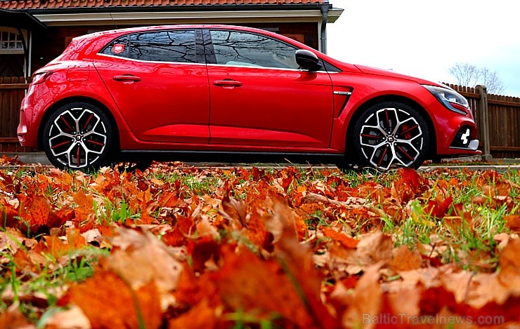 Travelnews.lv apceļo Rīgas apkārtni ar jauno un 300 zirgspēku jaudīgo «Renault Megane RS 300 Trophy» 269375