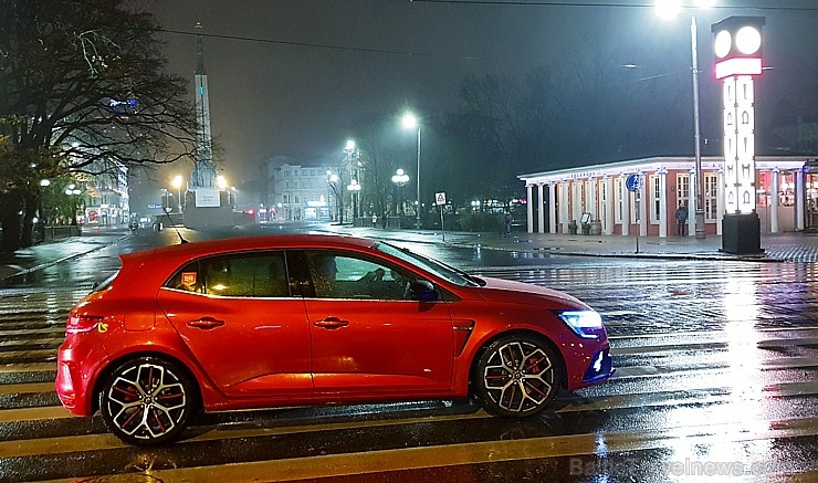 Travelnews.lv apceļo Rīgas apkārtni ar jauno un 300 zirgspēku jaudīgo «Renault Megane RS 300 Trophy» 269380