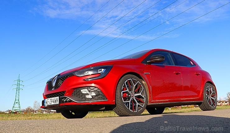 Travelnews.lv apceļo Rīgas apkārtni ar jauno un 300 zirgspēku jaudīgo «Renault Megane RS 300 Trophy» 269399