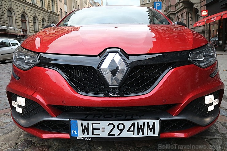 Travelnews.lv apceļo Rīgas apkārtni ar jauno un 300 zirgspēku jaudīgo «Renault Megane RS 300 Trophy» 269400