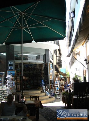Vecpilsētas teritorijā ir mazas mājīgas kafejnīcas un veikaliņi. Ēkas ir tradicionālās Kipras pilsētu arhitektūras piemēri 14685