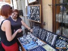 Vecpilsētas Laiki Geitonia mazajās ieliņās tirgotāji piedāvā savu preci. Viens no tipiskākajiem suvenīriem ir kuloniņš cilvēka izskatā, kas pirmajā ac 8