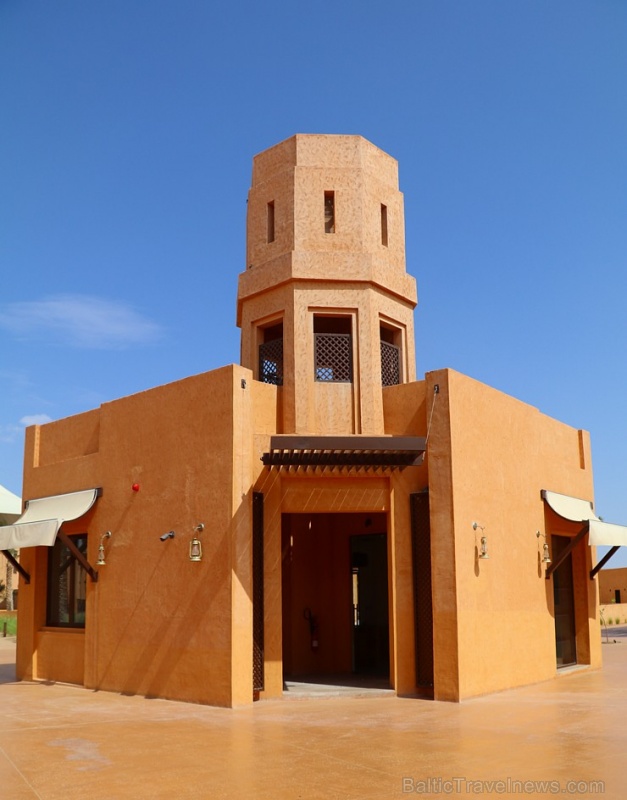 Tuksnesī apmeklējam un pusdienojam Šārdžas emirātu viesnīcā «Al Badayer Oasis», kas pieder emirāta īpašo naktsmītņu kolekcijai «Mysk  Sharjah Collecti 270353