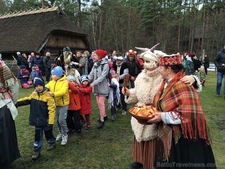 Latvijas Etnogrāfiskajā brīvdabas muzejā Mārtiņdienā norisinājās krāšņas svinības 270853