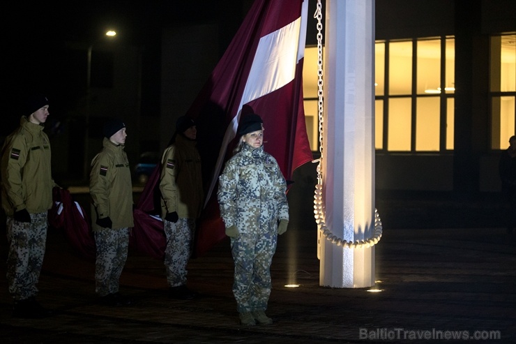 Alūksnē Alūksnē Lāčplēša dienas gājienā godina tautas varoņus un ieskandina valsts svētkus 271095