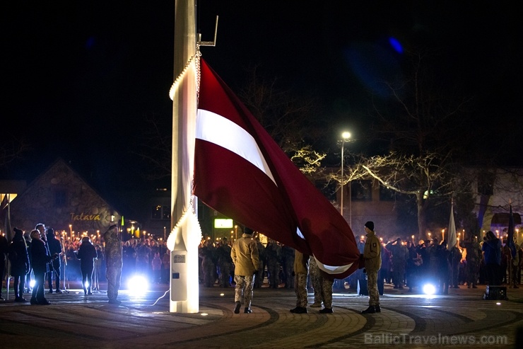 Alūksnē Alūksnē Lāčplēša dienas gājienā godina tautas varoņus un ieskandina valsts svētkus 271096