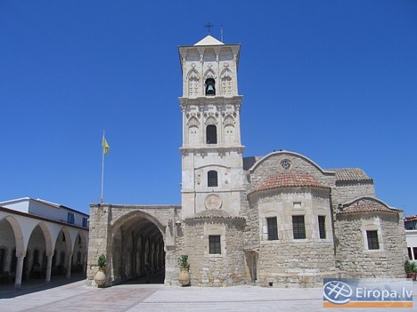 Pašā Larnakā atrodas Sv. Lācara baznīca. Baznīca ir viens no iespaidīgākajiem Biznatijas arhitektūras piemēriem Kiprā. Baznīcas pagrabā atrodas Bībele 14757