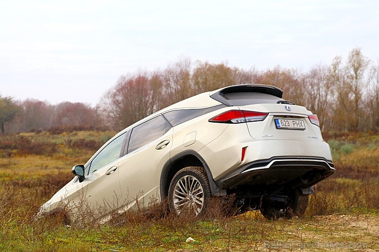 Travelnews.lv Latvijas svētku dzimšanas dienu sagaida ar jauno «Lexus RX450HL» 271440