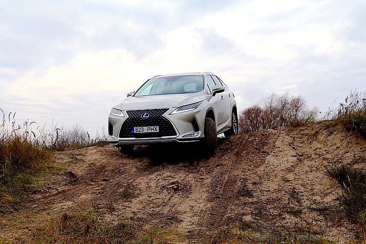 Travelnews.lv Latvijas svētku dzimšanas dienu sagaida ar jauno «Lexus RX450HL» 271441