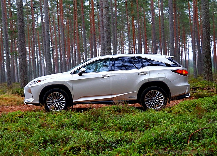 Travelnews.lv Latvijas svētku dzimšanas dienu sagaida ar jauno «Lexus RX450HL» 271445