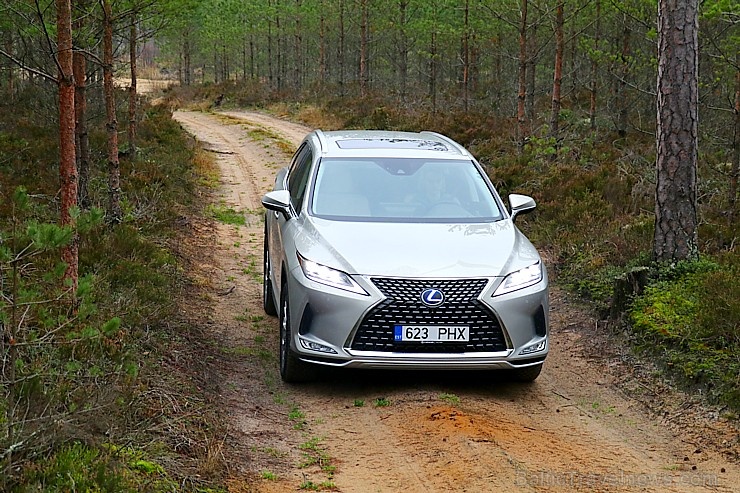 Travelnews.lv Latvijas svētku dzimšanas dienu sagaida ar jauno «Lexus RX450HL» 271446