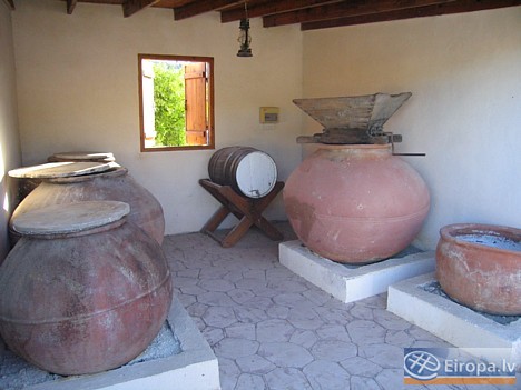 Vīna podi. Par podu kvalitāti norāda arī tas, ka kādā no pamestajiem ciematiem pagrabā esot atrasts pods ar 100 gadu vecu vīnu, kurš šo gadu laikā nav 14775
