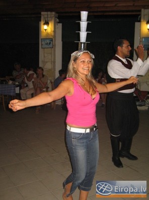 Arī viesiem tiek dota iespēja pierādīt savas spējas dejošanā ar glāzēm uz galvas. Dodaties izbaudīt Kipras kultūru ar  TEZ Tour 14786