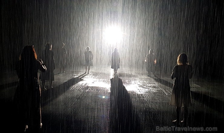 Travelnews.lv izbauda vienreizēju «Sharjah Rain Room» lietus burvību. Atbalsta: VisitSharjah.com un Novatours.lv 272119