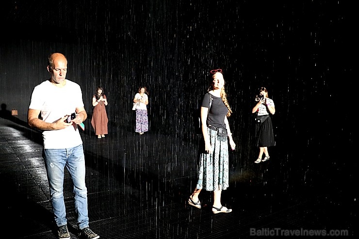 Travelnews.lv izbauda vienreizēju «Sharjah Rain Room» lietus burvību. Atbalsta: VisitSharjah.com un Novatours.lv 272120