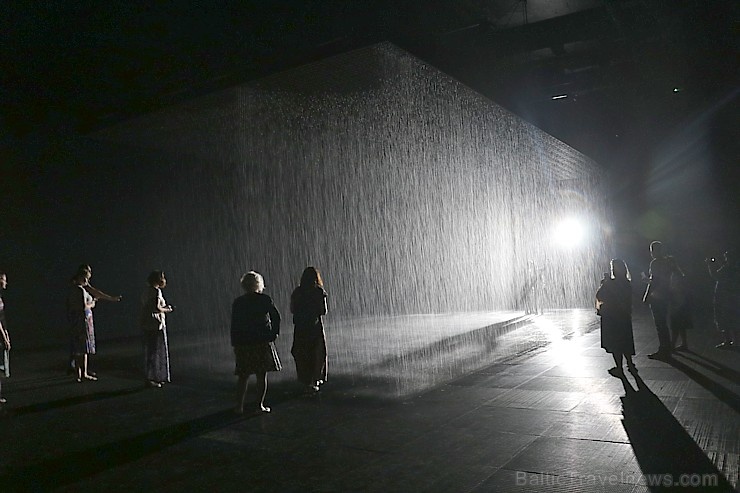 Travelnews.lv izbauda vienreizēju «Sharjah Rain Room» lietus burvību. Atbalsta: VisitSharjah.com un Novatours.lv 272123