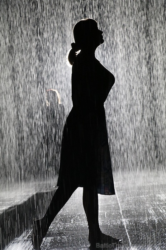 Travelnews.lv izbauda vienreizēju «Sharjah Rain Room» lietus burvību. Atbalsta: VisitSharjah.com un Novatours.lv 272125