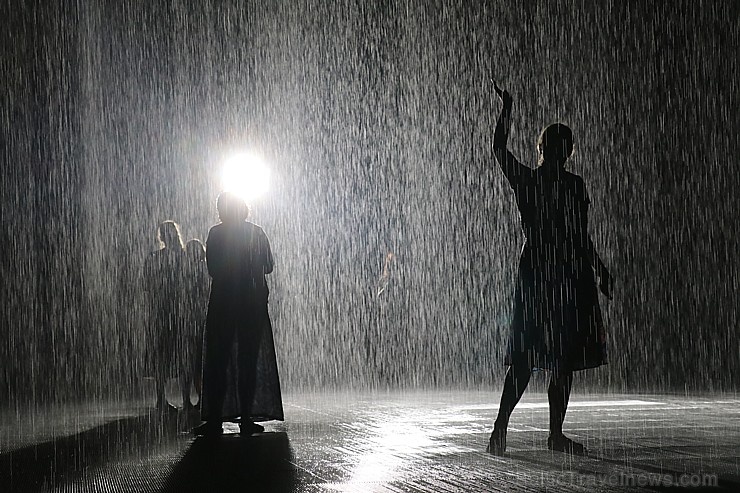 Travelnews.lv izbauda vienreizēju «Sharjah Rain Room» lietus burvību. Atbalsta: VisitSharjah.com un Novatours.lv 272126