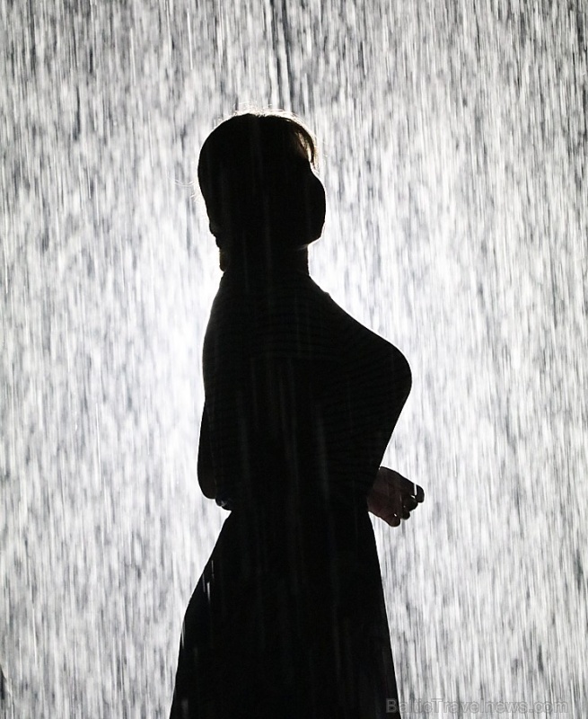 Travelnews.lv izbauda vienreizēju «Sharjah Rain Room» lietus burvību. Atbalsta: VisitSharjah.com un Novatours.lv 272127