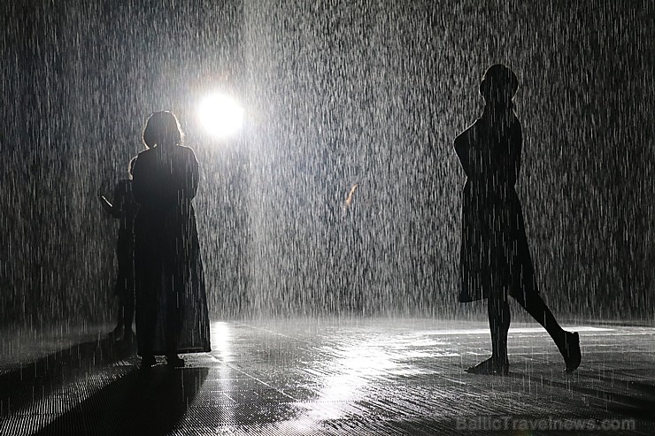 Travelnews.lv izbauda vienreizēju «Sharjah Rain Room» lietus burvību. Atbalsta: VisitSharjah.com un Novatours.lv 272136