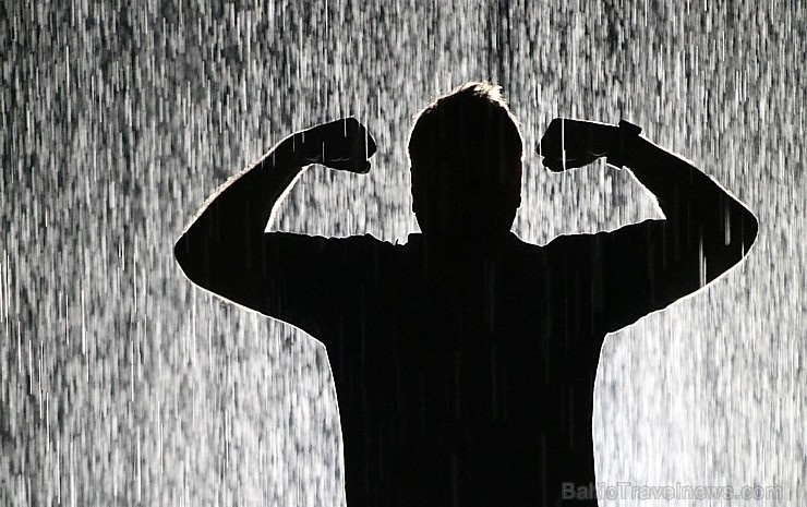 Travelnews.lv izbauda vienreizēju «Sharjah Rain Room» lietus burvību. Atbalsta: VisitSharjah.com un Novatours.lv 272137