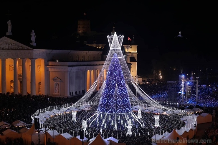 Viļņā iededz vienu no skaistākajām Ziemassvētku eglēm Eiropā 272350