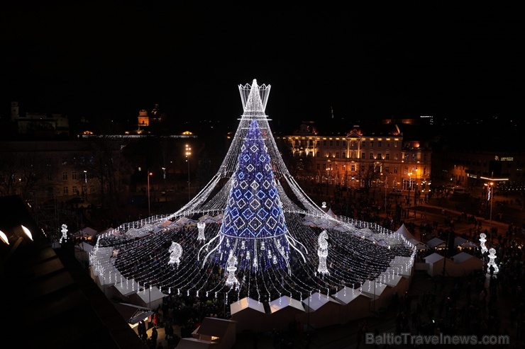 Viļņā iededz vienu no skaistākajām Ziemassvētku eglēm Eiropā 272351