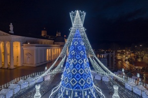 Viļņā iededz vienu no skaistākajām Ziemassvētku eglēm Eiropā 13