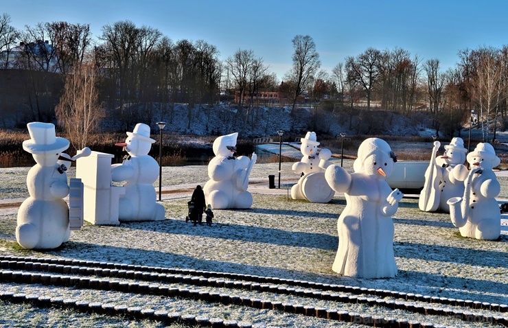 Cauri deviņām Latvijas kaprīzajām ziemām Dobeles dižie sniegavīri ir veiksmīgi atnākuši līdz savam desmitajam saietam 272628