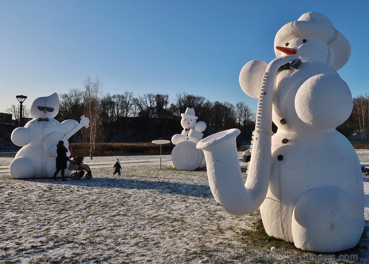 Cauri deviņām Latvijas kaprīzajām ziemām Dobeles dižie sniegavīri ir veiksmīgi atnākuši līdz savam desmitajam saietam 272629