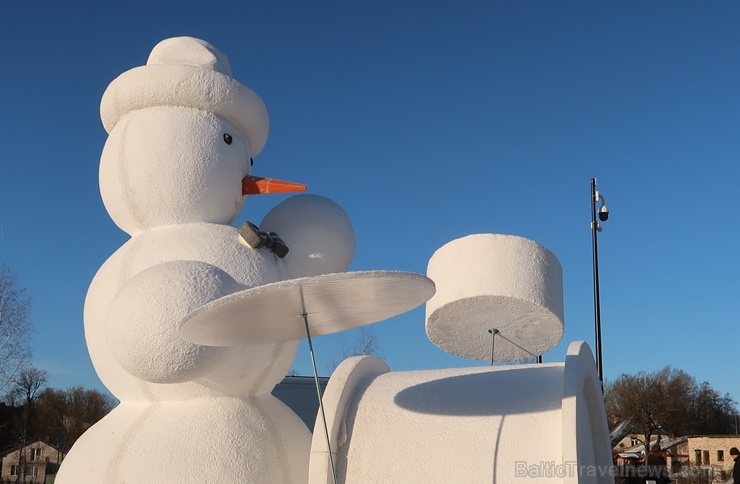 Cauri deviņām Latvijas kaprīzajām ziemām Dobeles dižie sniegavīri ir veiksmīgi atnākuši līdz savam desmitajam saietam 272631