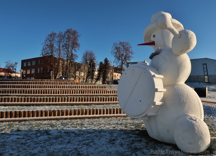 Cauri deviņām Latvijas kaprīzajām ziemām Dobeles dižie sniegavīri ir veiksmīgi atnākuši līdz savam desmitajam saietam 272632