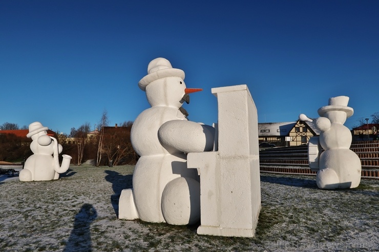 Cauri deviņām Latvijas kaprīzajām ziemām Dobeles dižie sniegavīri ir veiksmīgi atnākuši līdz savam desmitajam saietam 272633