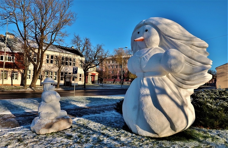 Cauri deviņām Latvijas kaprīzajām ziemām Dobeles dižie sniegavīri ir veiksmīgi atnākuši līdz savam desmitajam saietam 272634