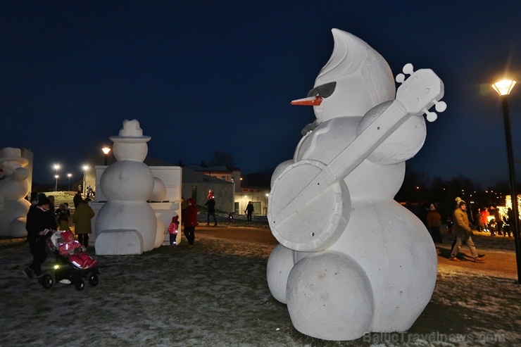 Cauri deviņām Latvijas kaprīzajām ziemām Dobeles dižie sniegavīri ir veiksmīgi atnākuši līdz savam desmitajam saietam 272639