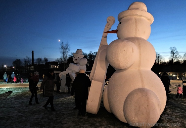 Cauri deviņām Latvijas kaprīzajām ziemām Dobeles dižie sniegavīri ir veiksmīgi atnākuši līdz savam desmitajam saietam 272640