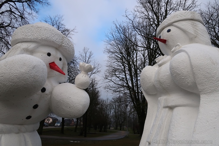 Cauri deviņām Latvijas kaprīzajām ziemām Dobeles dižie sniegavīri ir veiksmīgi atnākuši līdz savam desmitajam saietam 272642