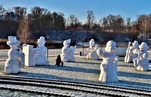 Cauri deviņām Latvijas kaprīzajām ziemām Dobeles dižie sniegavīri ir veiksmīgi atnākuši līdz savam desmitajam saietam 1