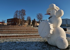 Cauri deviņām Latvijas kaprīzajām ziemām Dobeles dižie sniegavīri ir veiksmīgi atnākuši līdz savam desmitajam saietam 5
