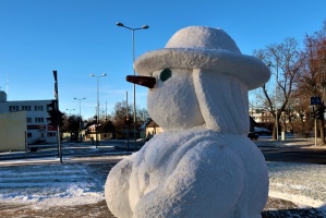 Cauri deviņām Latvijas kaprīzajām ziemām Dobeles dižie sniegavīri ir veiksmīgi atnākuši līdz savam desmitajam saietam 8