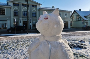 Cauri deviņām Latvijas kaprīzajām ziemām Dobeles dižie sniegavīri ir veiksmīgi atnākuši līdz savam desmitajam saietam 9