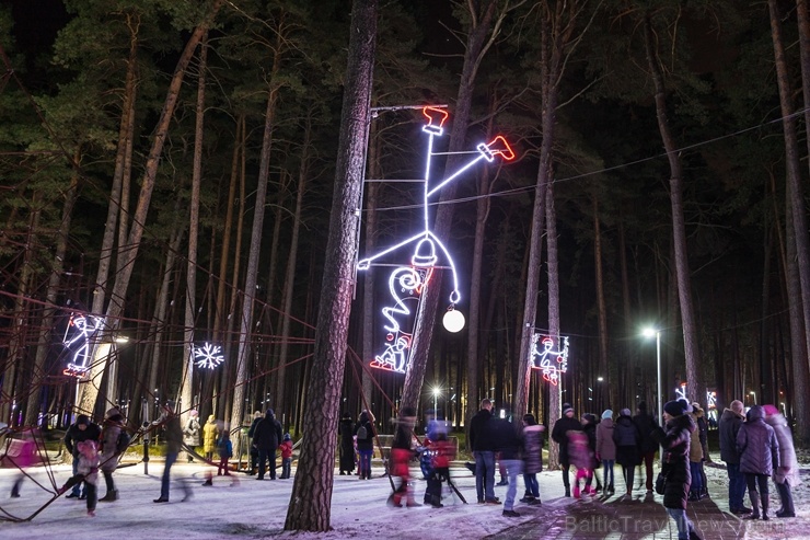 Jau trešo gadu Jūrmalā, Dzintaru mežaparkā, iemirdzējušās gaismas skulptūras un dekori, veidoti no tūkstošiem LED lampiņu virtenēm 272644