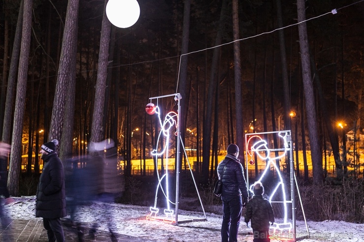 Jau trešo gadu Jūrmalā, Dzintaru mežaparkā, iemirdzējušās gaismas skulptūras un dekori, veidoti no tūkstošiem LED lampiņu virtenēm 272652