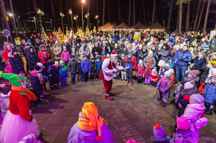 Jau trešo gadu Jūrmalā, Dzintaru mežaparkā, iemirdzējušās gaismas skulptūras un dekori, veidoti no tūkstošiem LED lampiņu virtenēm 272657