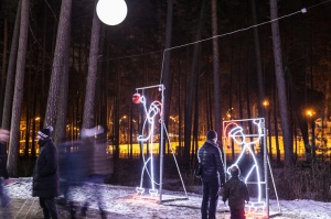 Jau trešo gadu Jūrmalā, Dzintaru mežaparkā, iemirdzējušās gaismas skulptūras un dekori, veidoti no tūkstošiem LED lampiņu virtenēm 10