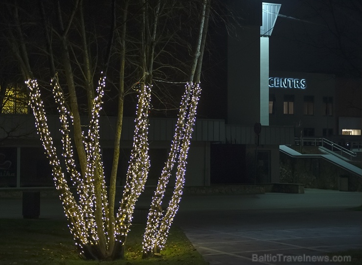 Ogres pilsēta Ziemassvētku gaidīšanas laikā ir mirdzošu lampiņu ieskauta 272769