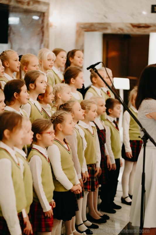 Viesnīca Grand Hotel Kempinski turpinot tradīciju pulcē rīdziniekus uz svinīgo Ziemassvētku egles iedegšanas ceremoniju 272820