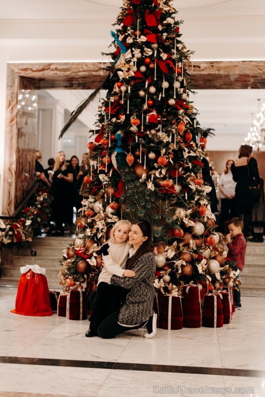 Viesnīca Grand Hotel Kempinski turpinot tradīciju pulcē rīdziniekus uz svinīgo Ziemassvētku egles iedegšanas ceremoniju 272825