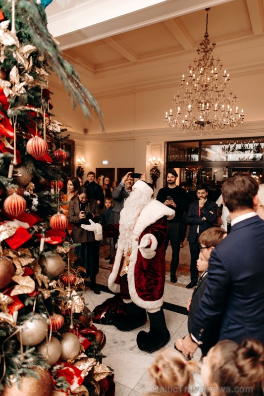 Viesnīca Grand Hotel Kempinski turpinot tradīciju pulcē rīdziniekus uz svinīgo Ziemassvētku egles iedegšanas ceremoniju 272830