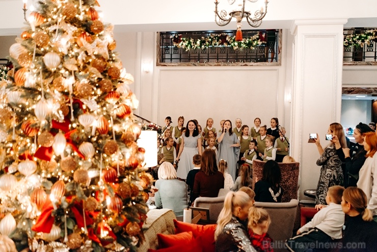 Viesnīca Grand Hotel Kempinski turpinot tradīciju pulcē rīdziniekus uz svinīgo Ziemassvētku egles iedegšanas ceremoniju 272836